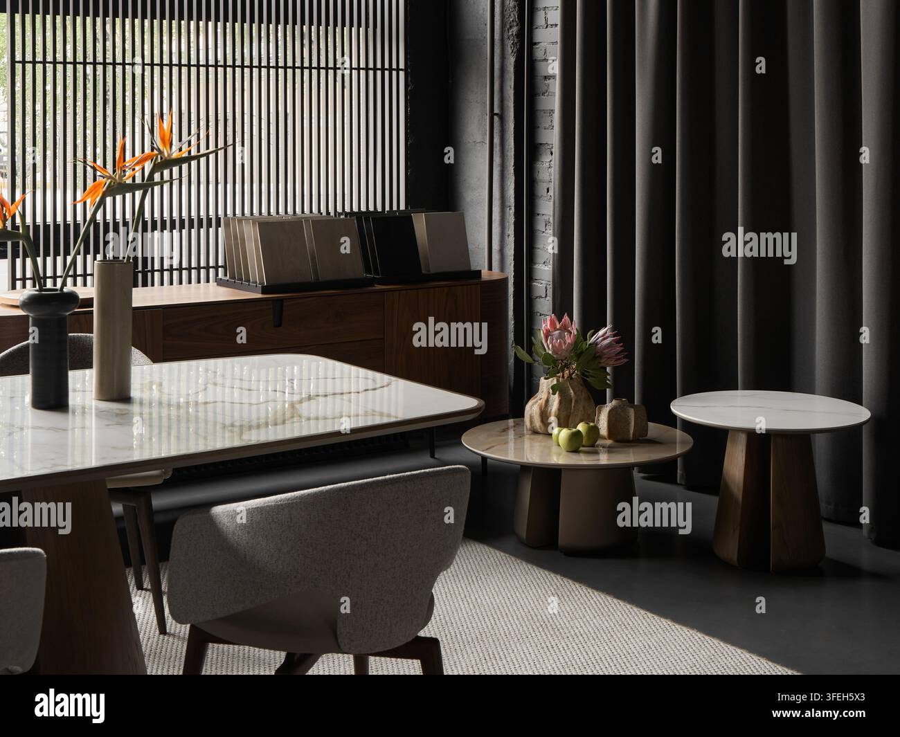 Elegante showroom moderno con tavoli di marmo e fiori Foto Stock