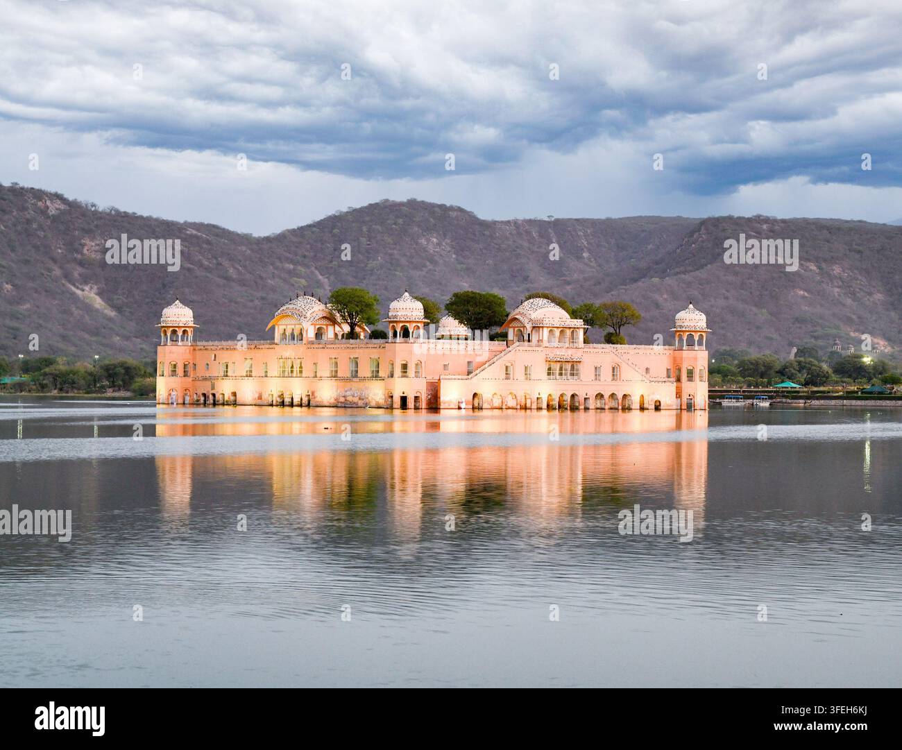 Palazzo sull'acqua Jal Mahal galleggiante sul lago Man Sagar Jaipur Rajasthan India | Foto stock di architettura rajput scenografica Foto Stock