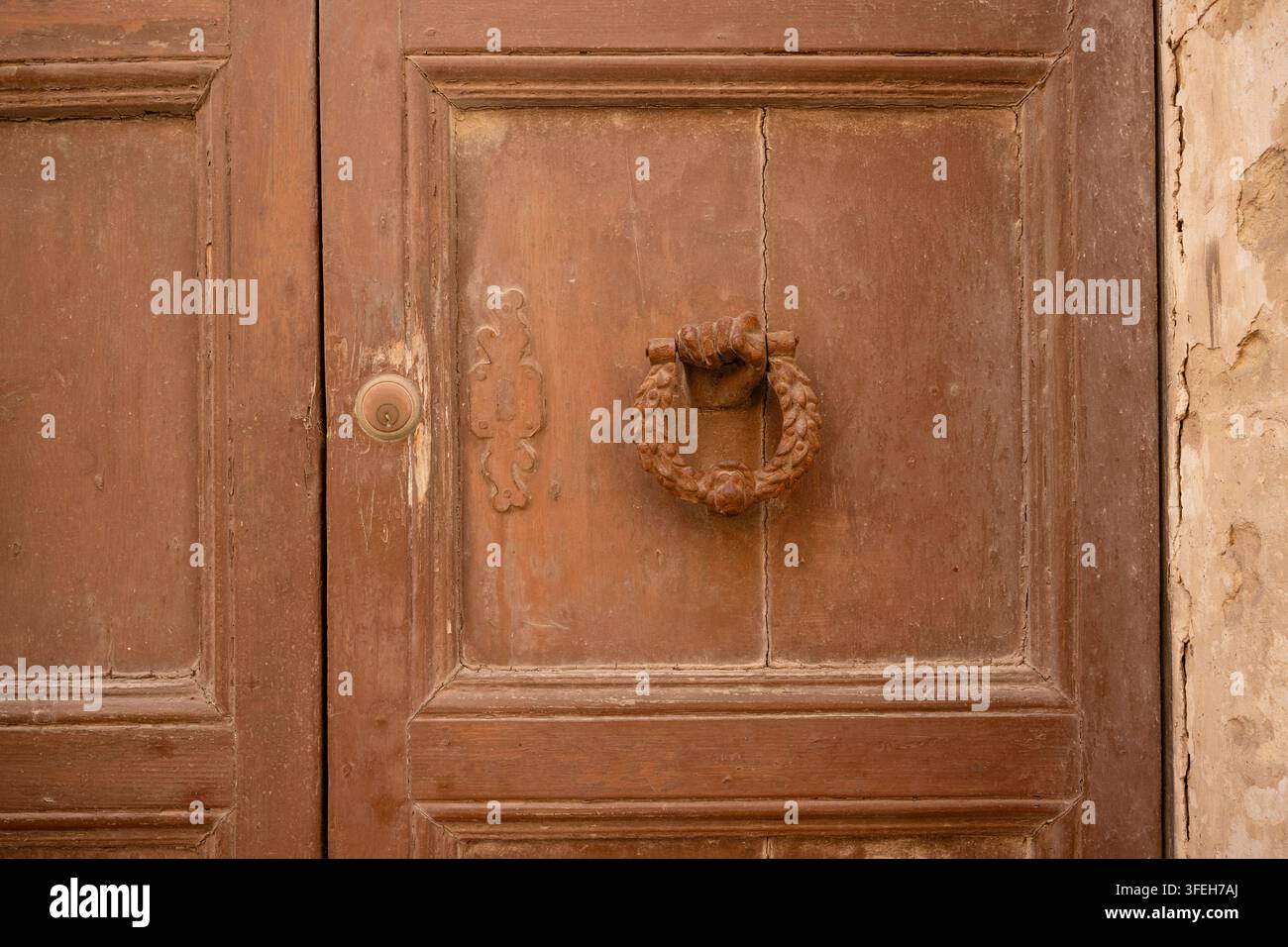 Bussola antica su una porta di legno rustica Foto Stock