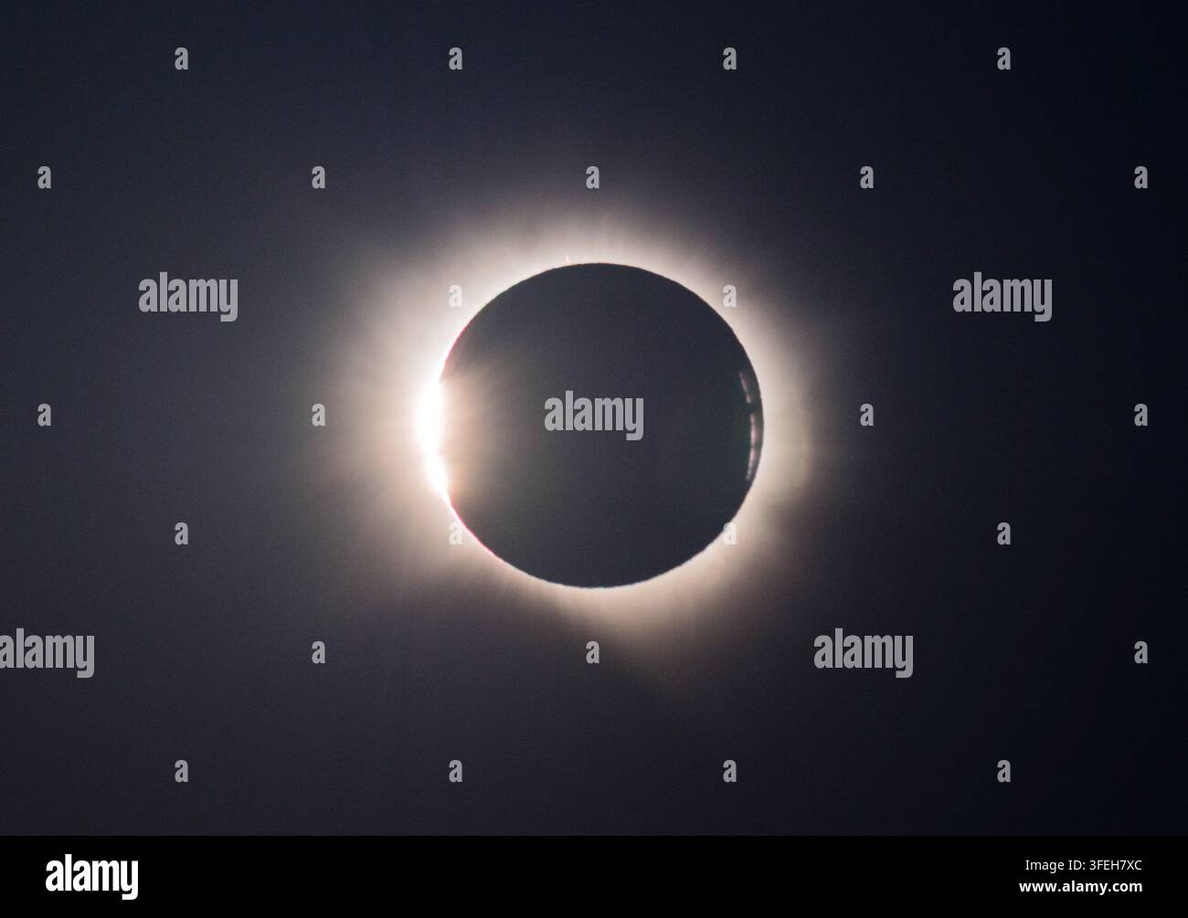 Vista telescopica dell'eclissi solare con corona solare radiante luminosa Foto Stock
