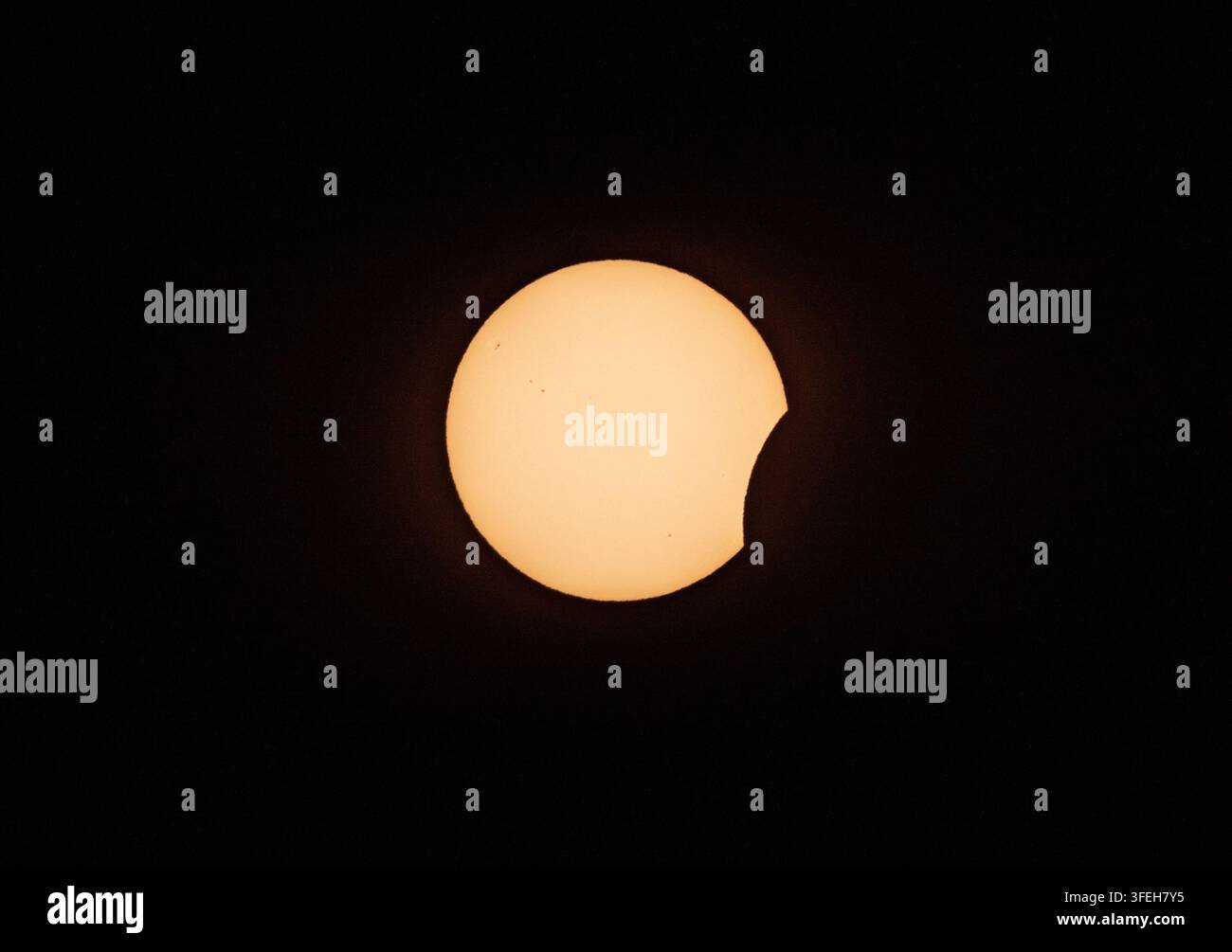Fase di primo contatto di un'eclissi solare totale, scatto dettagliato con telescopio Foto Stock