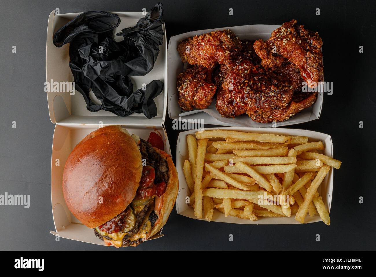 Pasto combinato di patatine fritte per hamburger e ali di pollo da asporto Foto Stock
