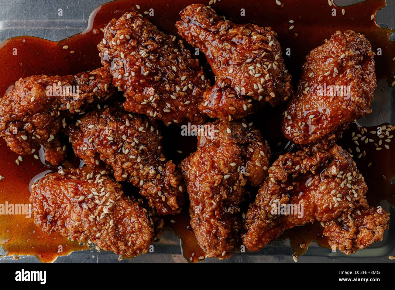 Alette di pollo fritte coreane glassate appiccicose con sesamo Foto Stock