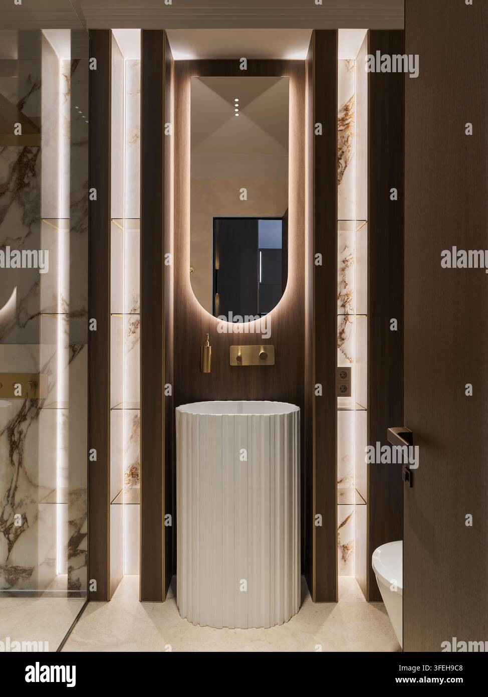Bagno moderno e lussuoso con specchio retroilluminato e lavandino Foto Stock