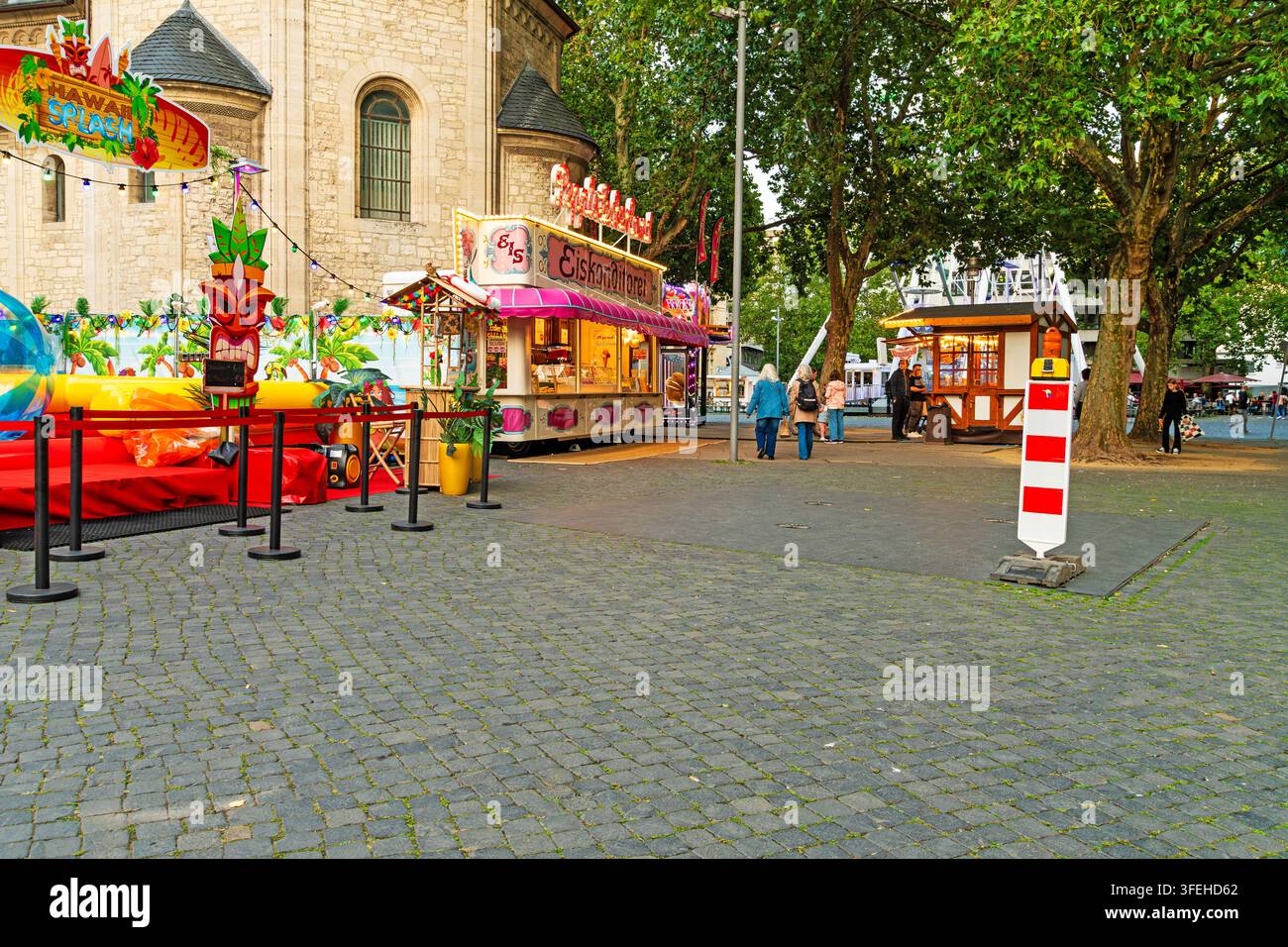 3 settembre 2026, Braunschweig, Bassa Sassonia, Germania: i visitatori passano davanti a bancarelle di dolciumi e giostre allo Stadtsommervergnügen accanto a histo Foto Stock