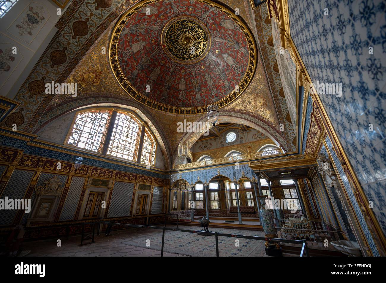 Istanbul, Turchia, 3 agosto 2025. Grande sala imperiale dell’harem di Topkapi a Istanbul, cupola blu dorata ornata e intricate lavori di piastrelle di Iznik, ottomano storico Foto Stock