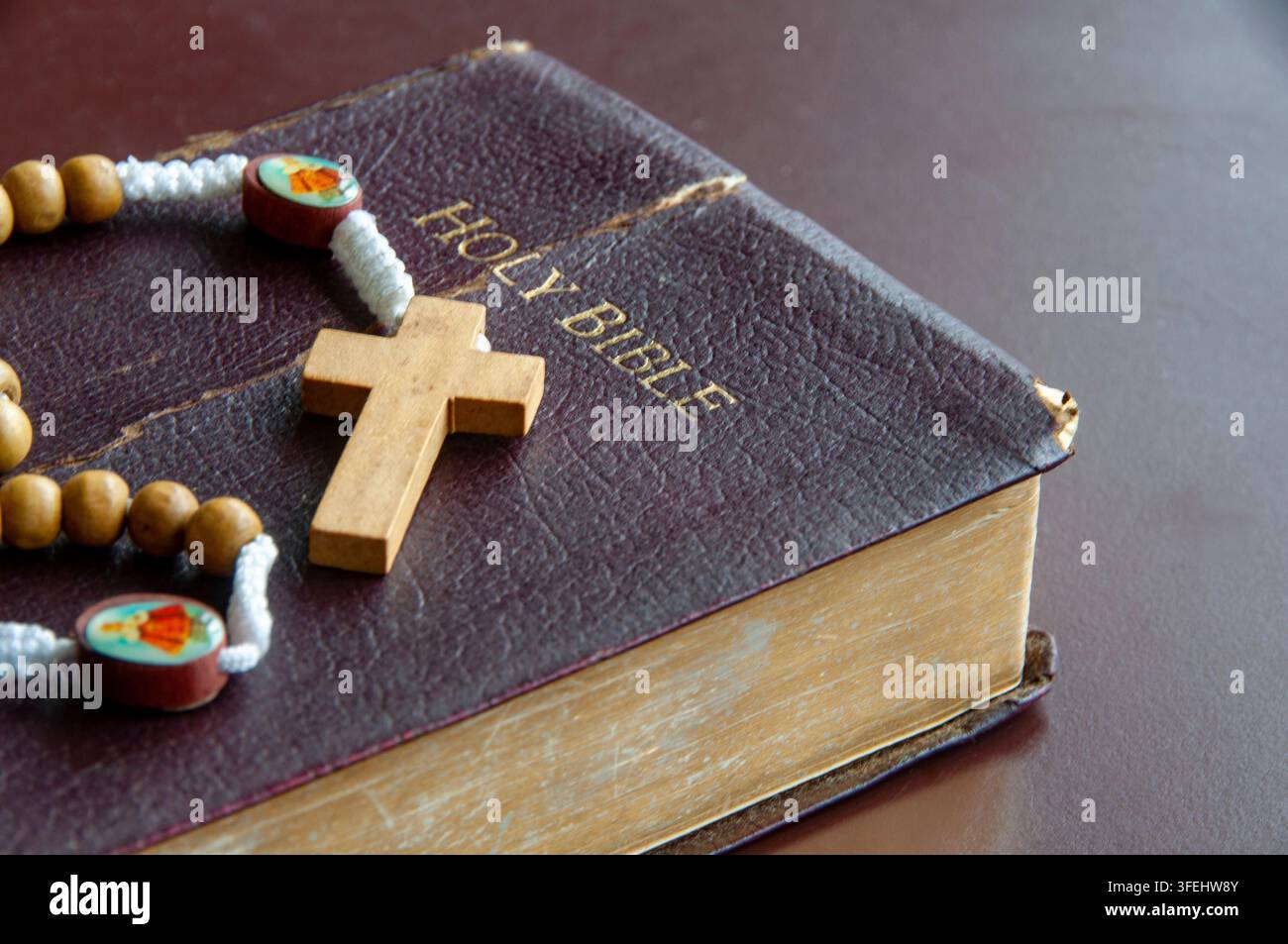 Santo Rosario sopra la Sacra Bibbia con spazio personalizzabile per testo o idee religiose. Foto Stock