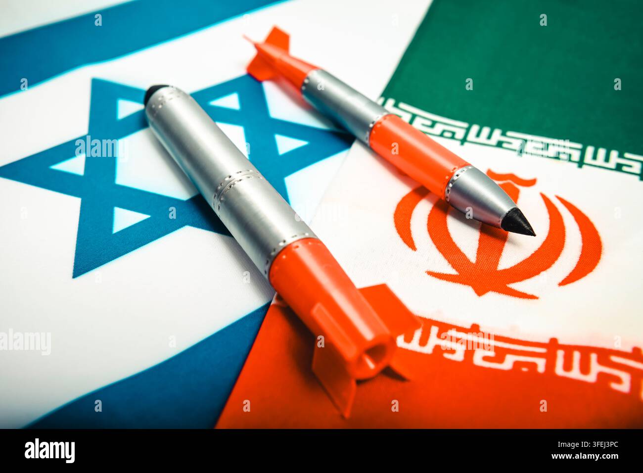 Razzi sulle bandiere di Israele e Iran, Guerra Israele-Iran Foto Stock