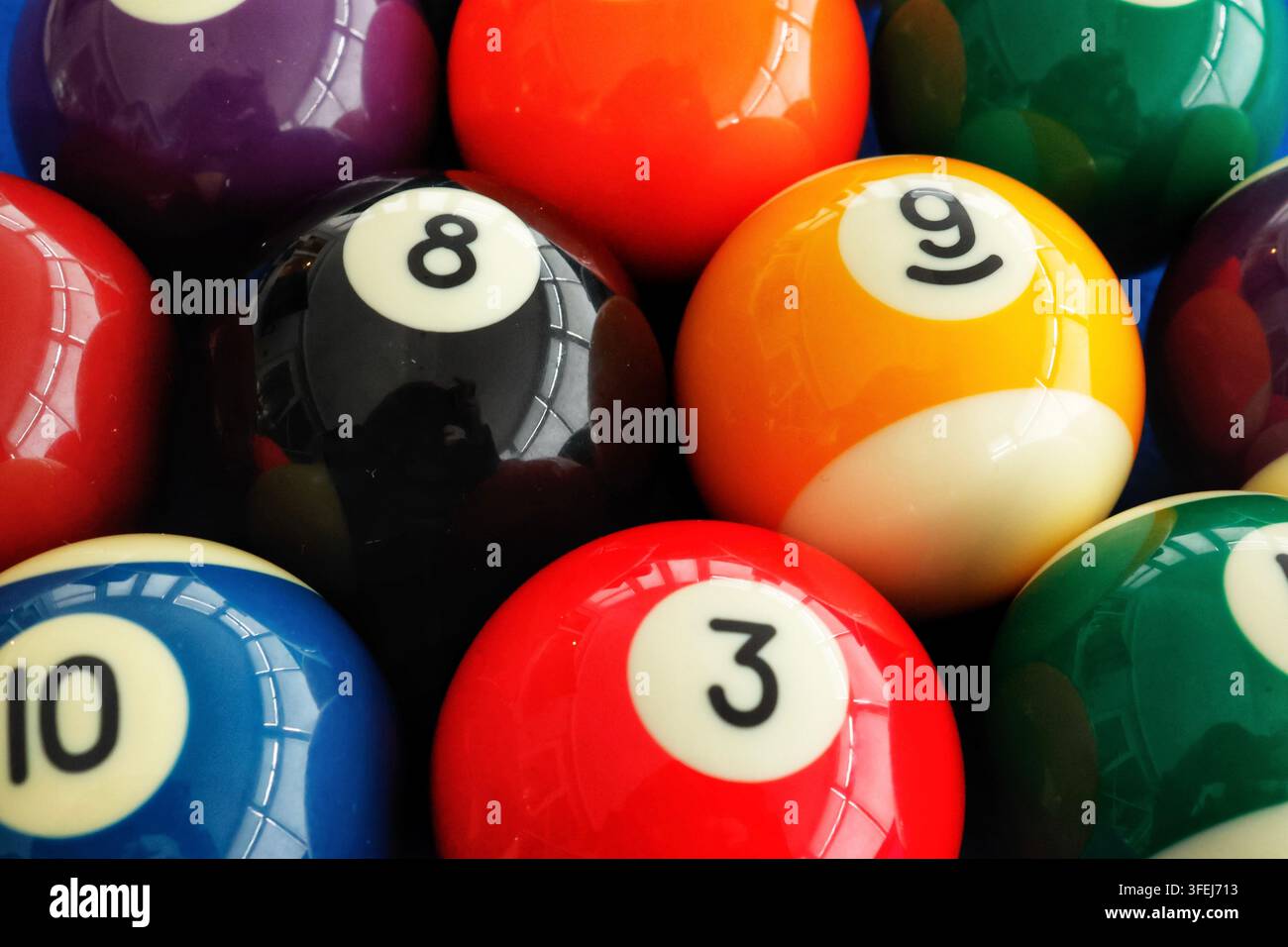 Palle da biliardo numerate colorate raggruppate insieme. Foto Stock