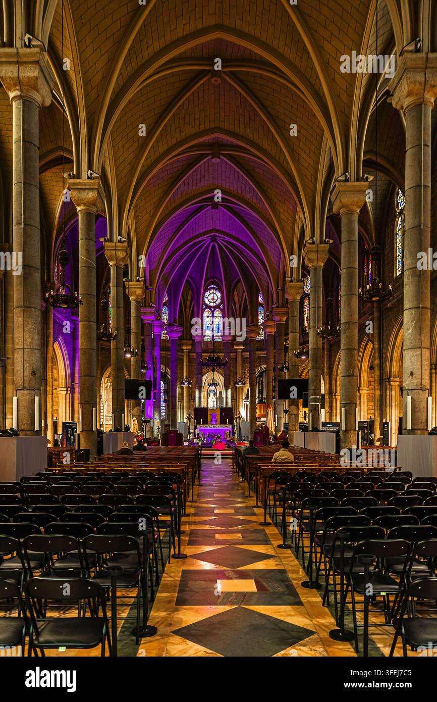 la navata centrale della Basilica di Notre-Dame a Nizza e i suoi colori affascinanti che illuminano l'altare Foto Stock
