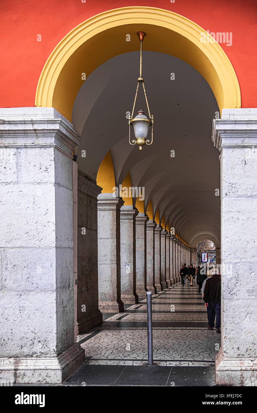 L'eleganza degli archi degli edifici di Place Masséna a Nizza Foto Stock