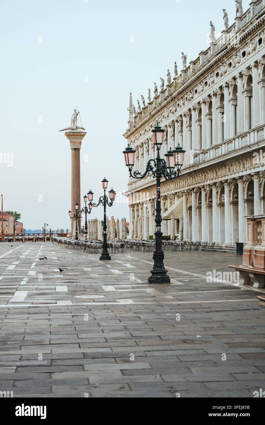Architettura veneziana storica e lampioni lungo Piazza San Marco. Foto Stock