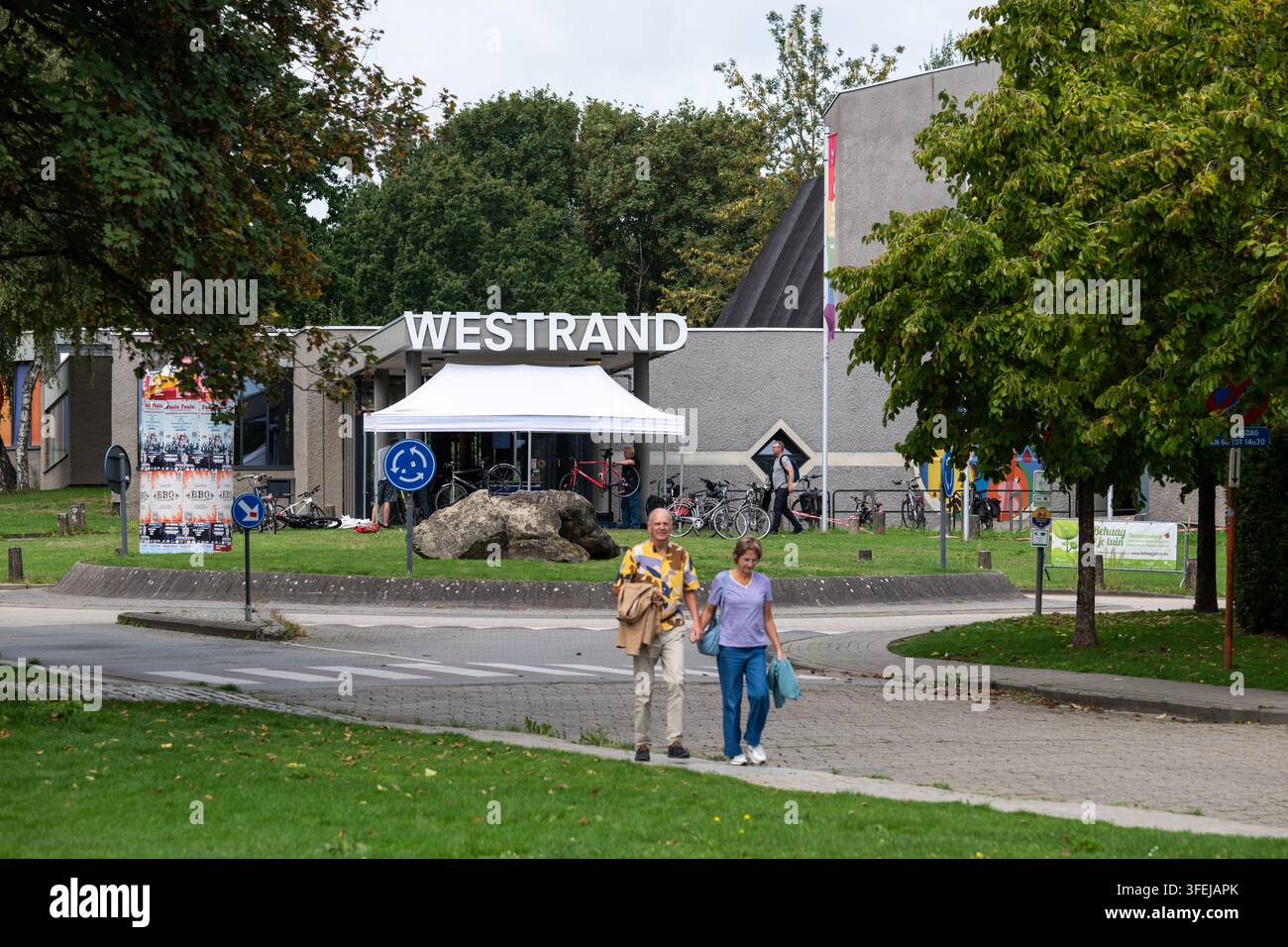 Centro culturale Westrand a Dilbeek con una tenda temporanea per la riparazione delle biciclette sul suo terreno, un'iniziativa pratica visibile all'inizio del nuovo anno scolastico Foto Stock