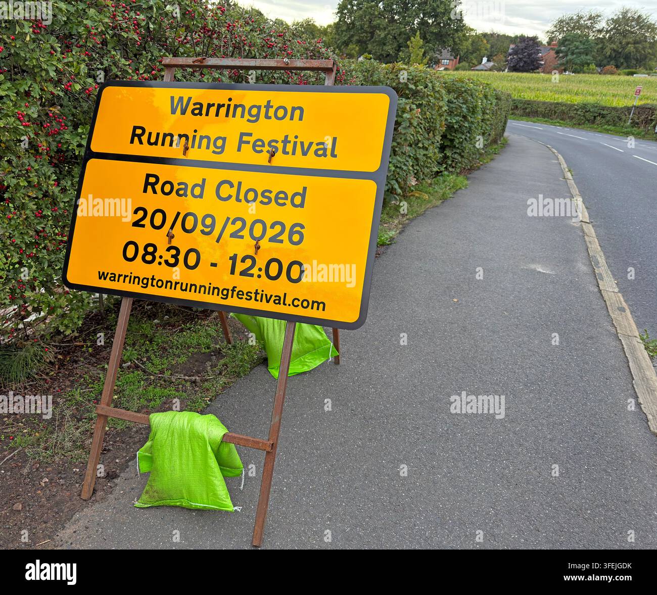 Avviso di chiusura della strada a Grappenhall per il Festival della corsa di Warrington il 20 settembre 2026, un evento annuale di corsa su strada chiusa Foto Stock