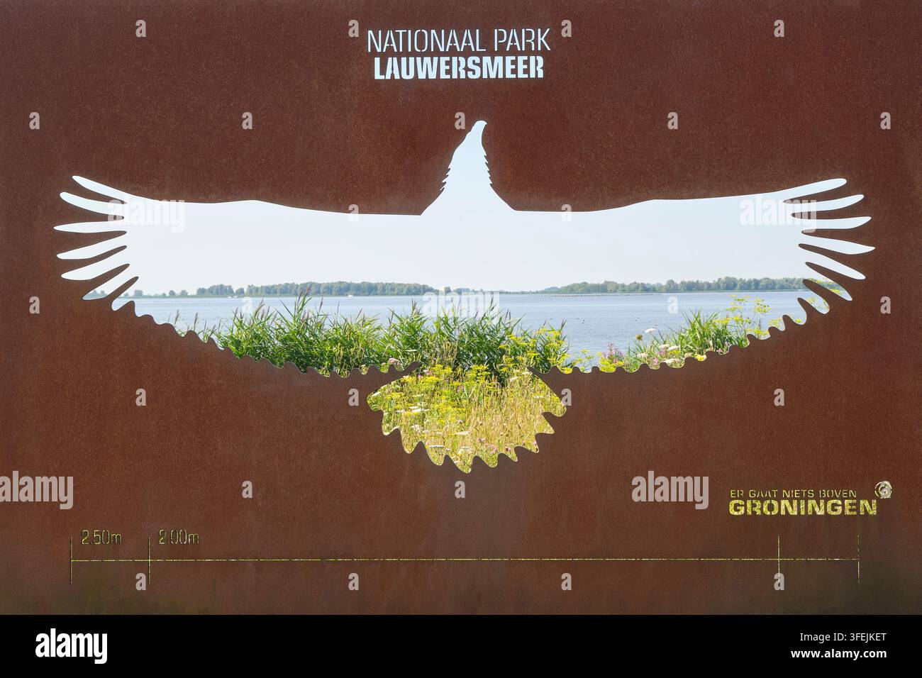 Insegna del logo del parco nazionale Lauwersmeer in acciaio corten con un’aquila di mare ritagliata a Groningen, nei Paesi Bassi. Foto Stock