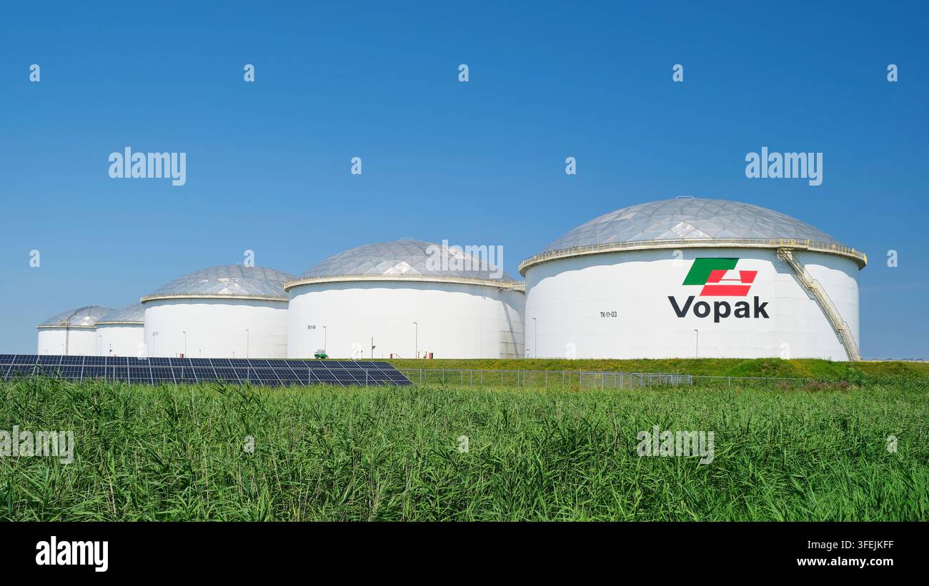 Logo Vopak su un serbatoio di stoccaggio. Vopak è un operatore globale di terminali di stoccaggio per la conservazione e la manipolazione di sostanze chimiche e prodotti petroliferi liquidi e gassosi Foto Stock