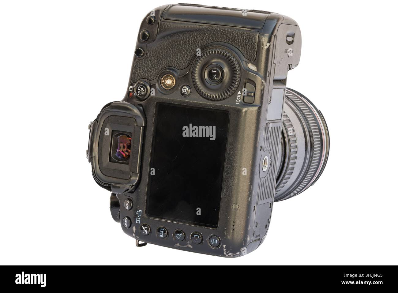 Vista ad angolo alto di una fotocamera digitale a obiettivo singolo (DSLR) nera con obiettivo. Isolata su sfondo bianco, i dettagli includono il mirino, lo schermo LCD e i pulsanti di controllo. Foto Stock