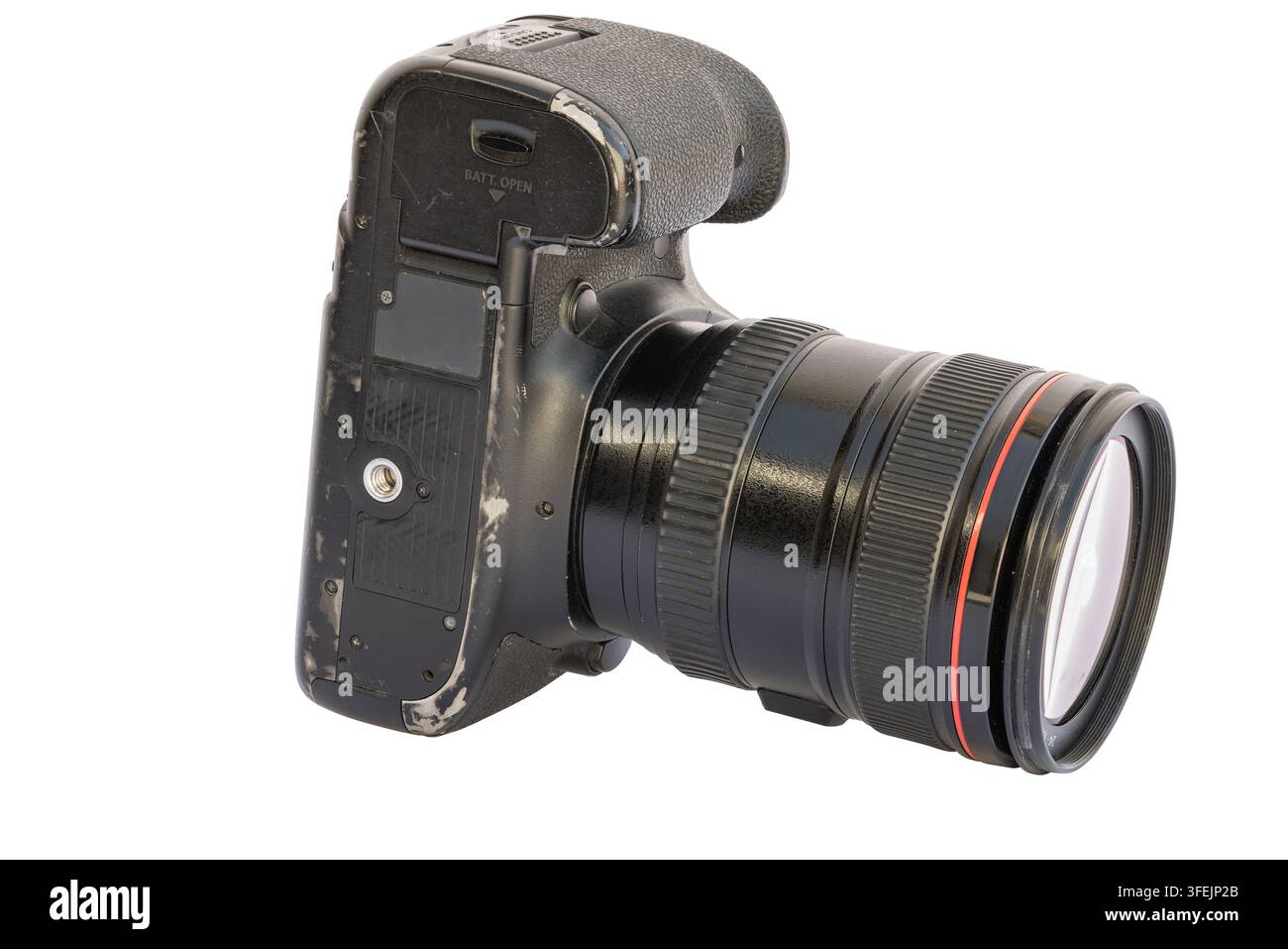 Prima vista laterale di una fotocamera digitale nera con obiettivo, isolata su sfondo bianco. La fotocamera mostra segni di usura, evidenziando le sue superfici ruvide e i dettagli. Foto Stock