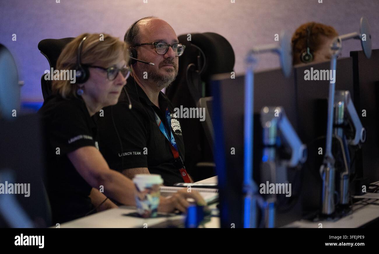 Bradley Smith, manager del programma Commercial Access to Space nel Direttorato delle Missioni di Voli Spaziali Umani della NASA, monitora il conto alla rovescia all'interno dell'hangar Foto Stock