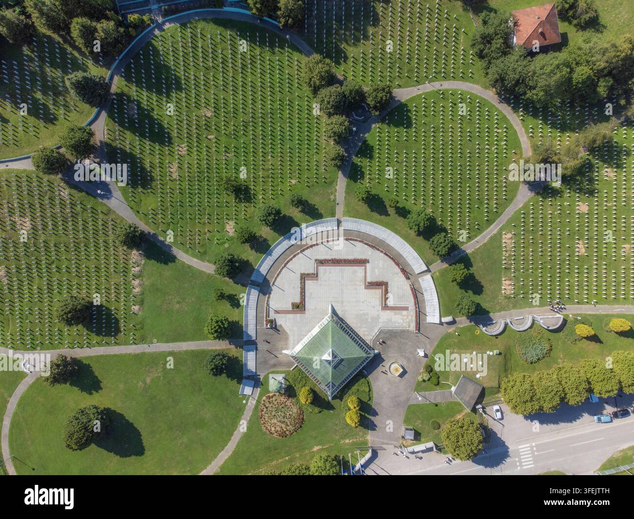 Vista aerea del Memoriale e Cimitero di Srebrenica-Potocari, con file di lapidi bianche che segnano le vittime del genocidio di Srebrenica del 1995. Potocari Foto Stock