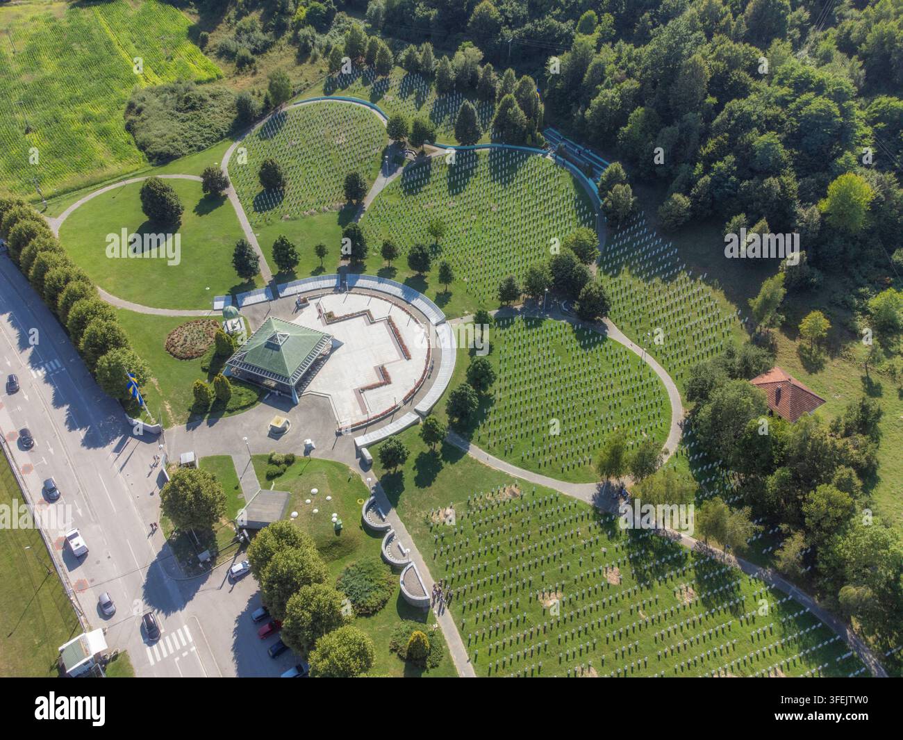 Vista aerea del memoriale e del cimitero di Srebrenica-Potocari, con migliaia di lapidi bianche che segnano le vittime del genocidio di Srebrenica del 1995. Pot Foto Stock