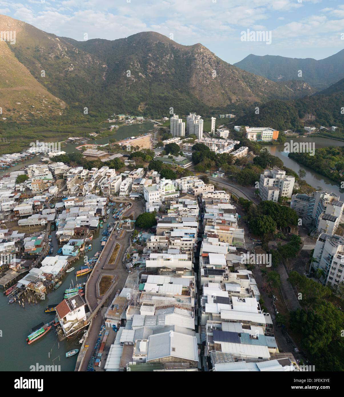 I residenti vivono nelle case su palafitte storiche di Tai O lungo i corsi d'acqua di Lantau Island a Hong Kong, preservando una comunità di pescatori tradizionale. Foto Stock