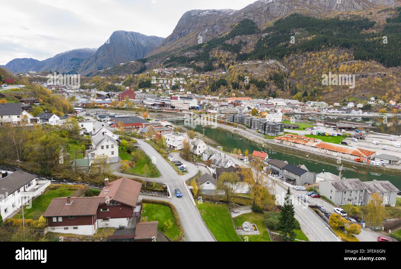 Le persone vivono e viaggiano a Odda, una città di Ullensvang, in Norvegia, arroccata lungo il Sørfjorden tra ripide montagne, che mostra il paesaggio scenografico. Foto Stock