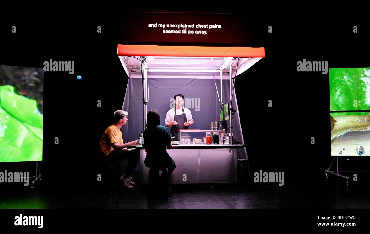 Edimburgo, Scozia, Regno Unito. 20 agosto 2026. Festival internazionale di Edimburgo. Prima scozzese: Haribo Kimchi - Prendete posto al chiosco di Jaha Koo per scoprire i piaceri della cucina coreana e le difficoltà dell'assimilazione culturale. Jaha Koo vi invita al suo pojangmacha, un chiosco notturno che si trova per le strade della Corea del Sud. Koo non serve esseri umani privati del sonno, invece i suoi clienti sono un'anguilla robotica, una lumaca e un orsetto di gomma, che portano il pubblico in un viaggio culinario e culturale intervallato da aneddoti intimi e assurdi. Credit: Craig Brown/Alamy Live News Foto Stock
