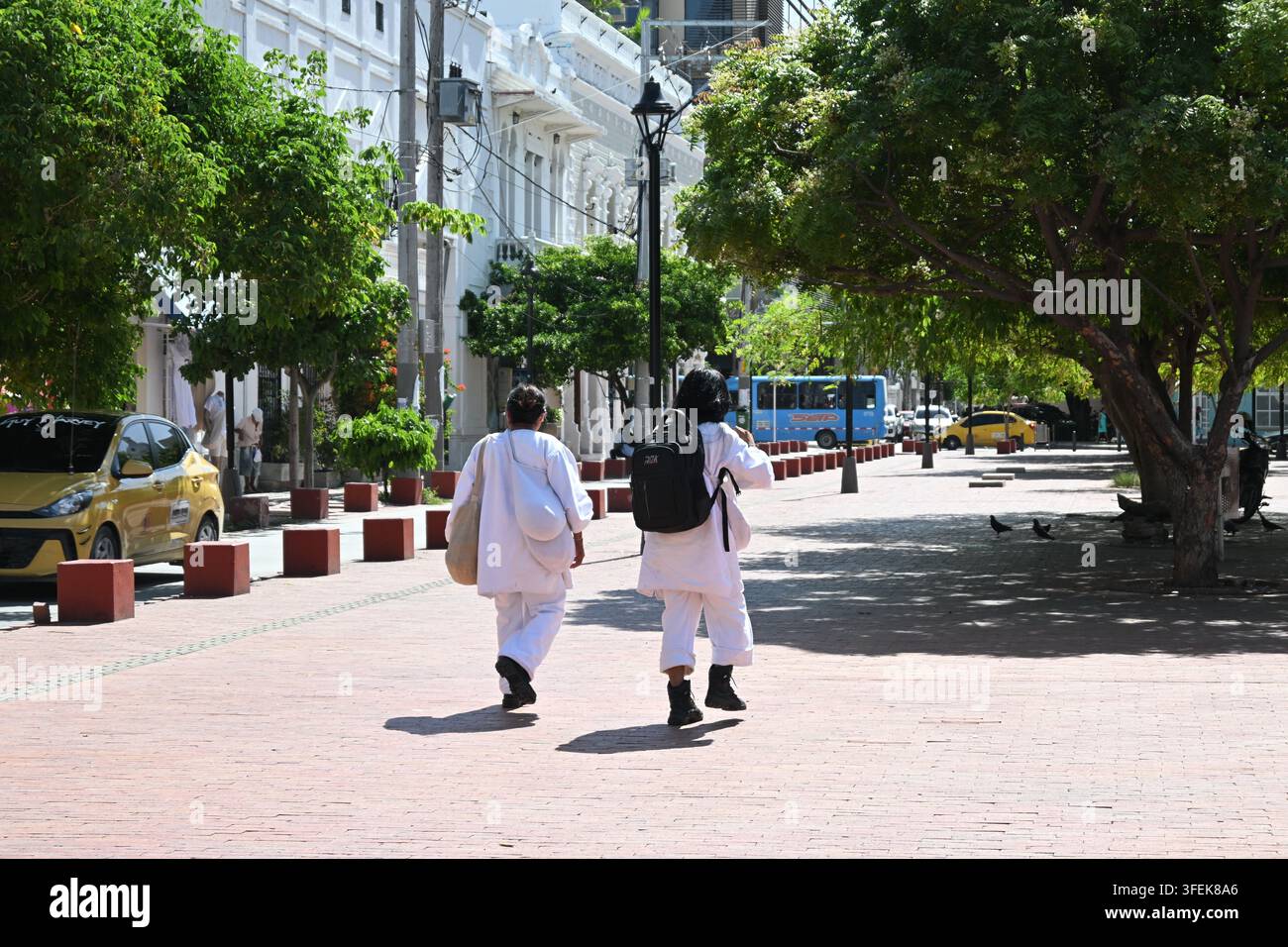 Popolo indigeno Kogi che cammina in abiti tradizionali a Santa Marta, Colombia Foto Stock