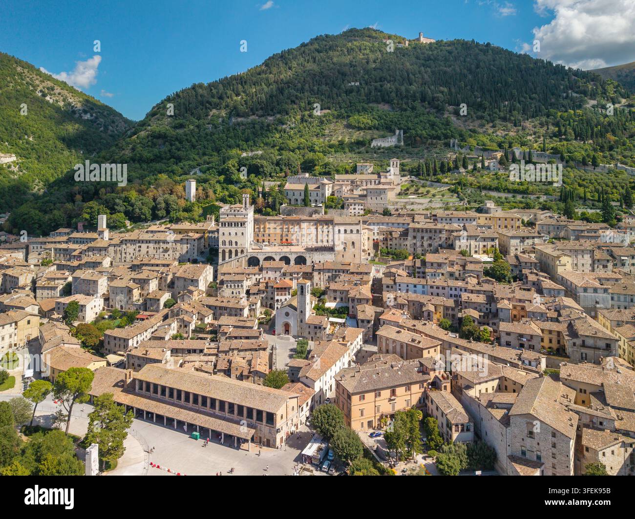 Vista aerea della storica città di Gubbio al tramonto in Umbria, Italia Foto Stock