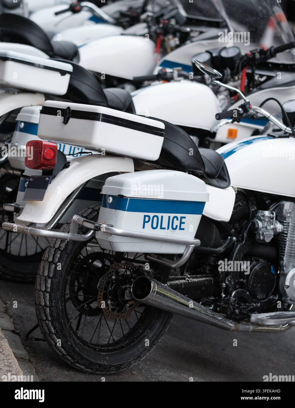 File di moto di pattuglia della polizia americana bianche parcheggiate in strada Foto Stock