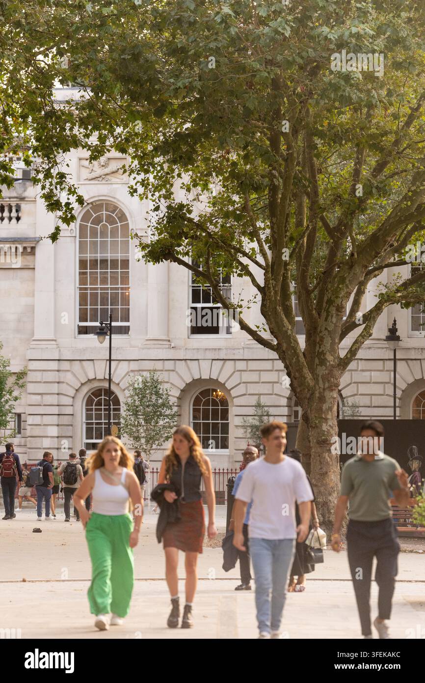 I pedoni passeggiano per il Clerkenwell Green storico di Londra, passando davanti alla biblioteca monumentale Marx Memorial Library per godersi lo spazio pubblico. Foto Stock