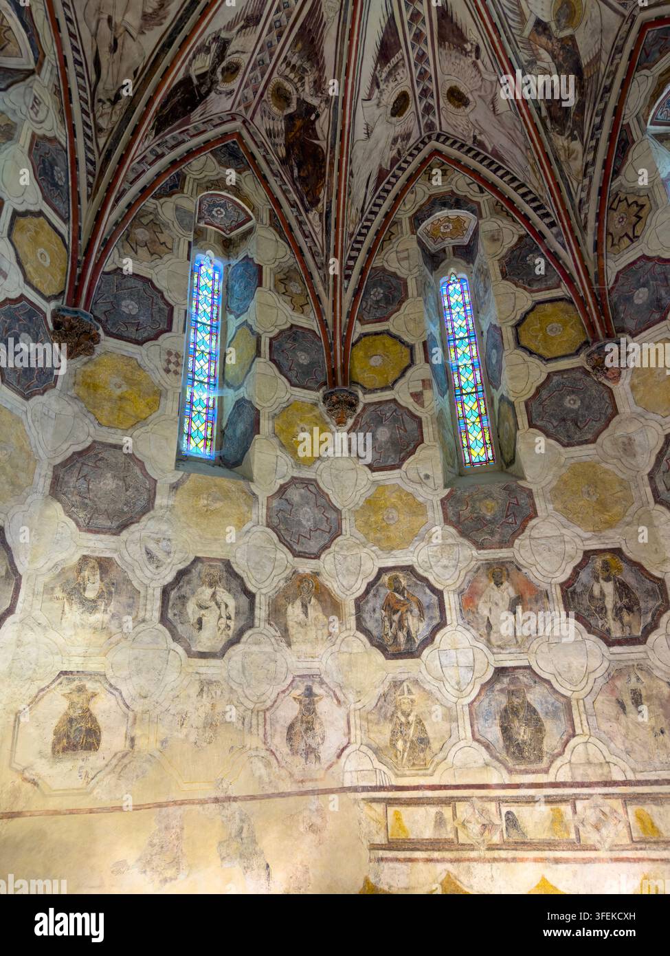 Volta a crociera gotica dipinta con ritratti di santi e vetrate colorate all'interno della chiesa collegiata di San Pietro, Gers, La Romieu, Francia Foto Stock