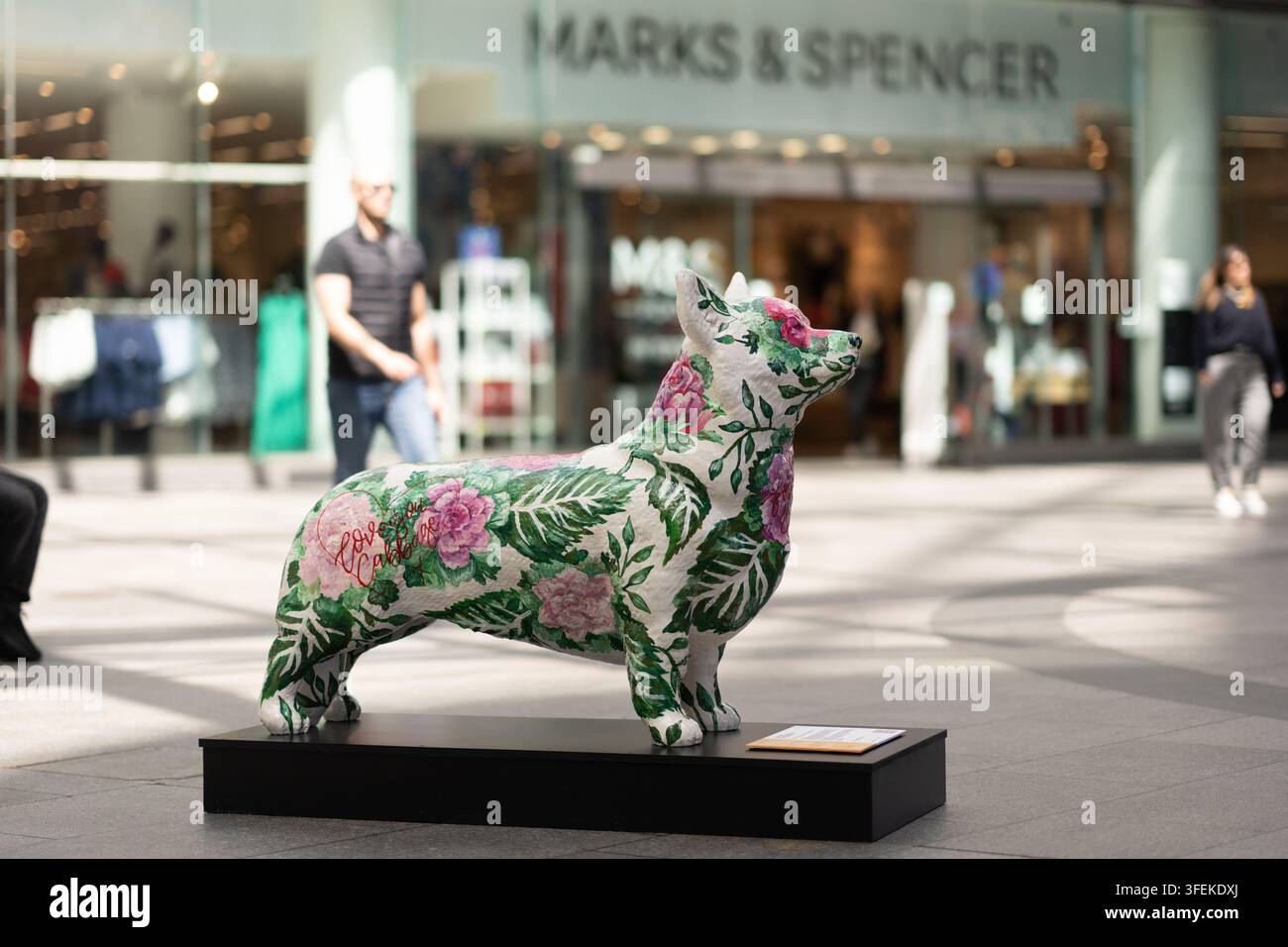 Una statua floreale di Corgi per il Platinum Jubilee Corgi Trail fuori da Marks & Spencer al Cardinal Place nel Victoria BID di Londra. Foto Stock