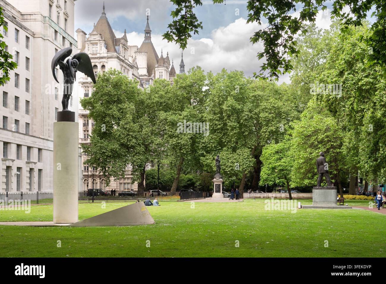 I visitatori si rilassano tra i monumenti funebri, tra cui la Fleet Air Arm, nei Victoria Embankment Gardens di Londra, accanto al Ministero della Difesa. Foto Stock