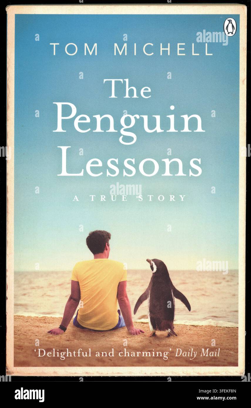 Libro tascabile Penguin, copertina anteriore, - The Penguin Lessons di Tom Michell, ora un film, pubblicato nel 2016, Regno Unito. Foto Stock