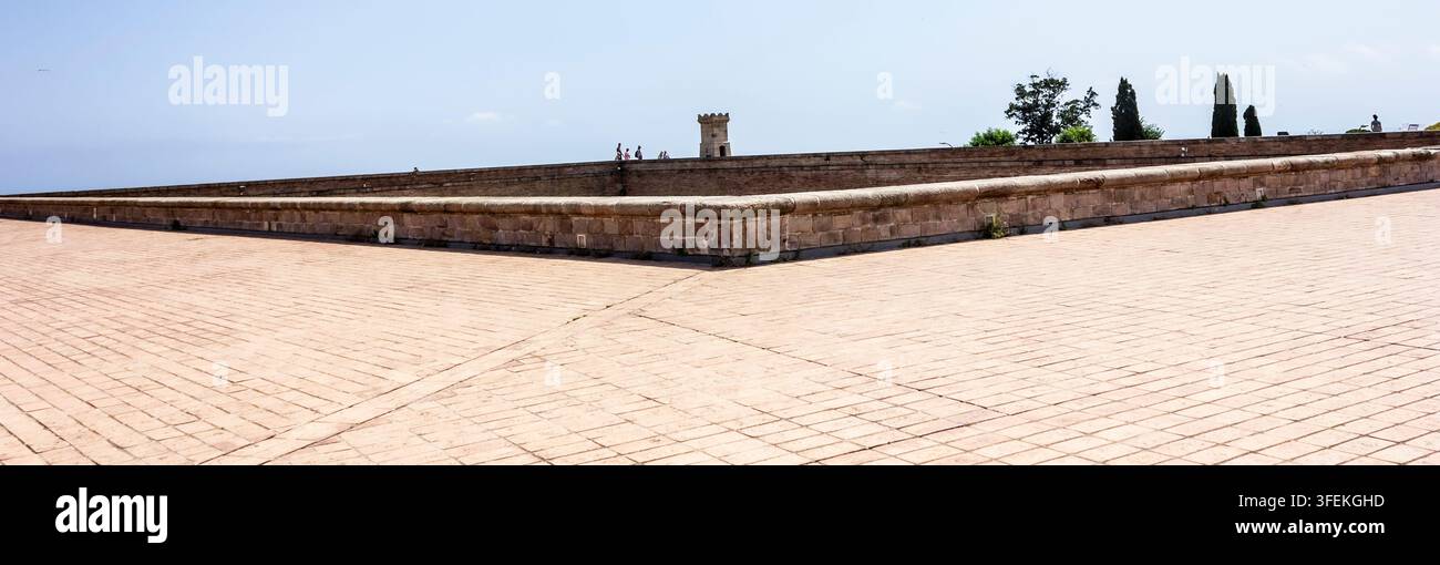 Muraglie di pietra e terrazza lastricata del castello storico di Montjuic che si affaccia sul paesaggio circostante a Barcellona Foto Stock