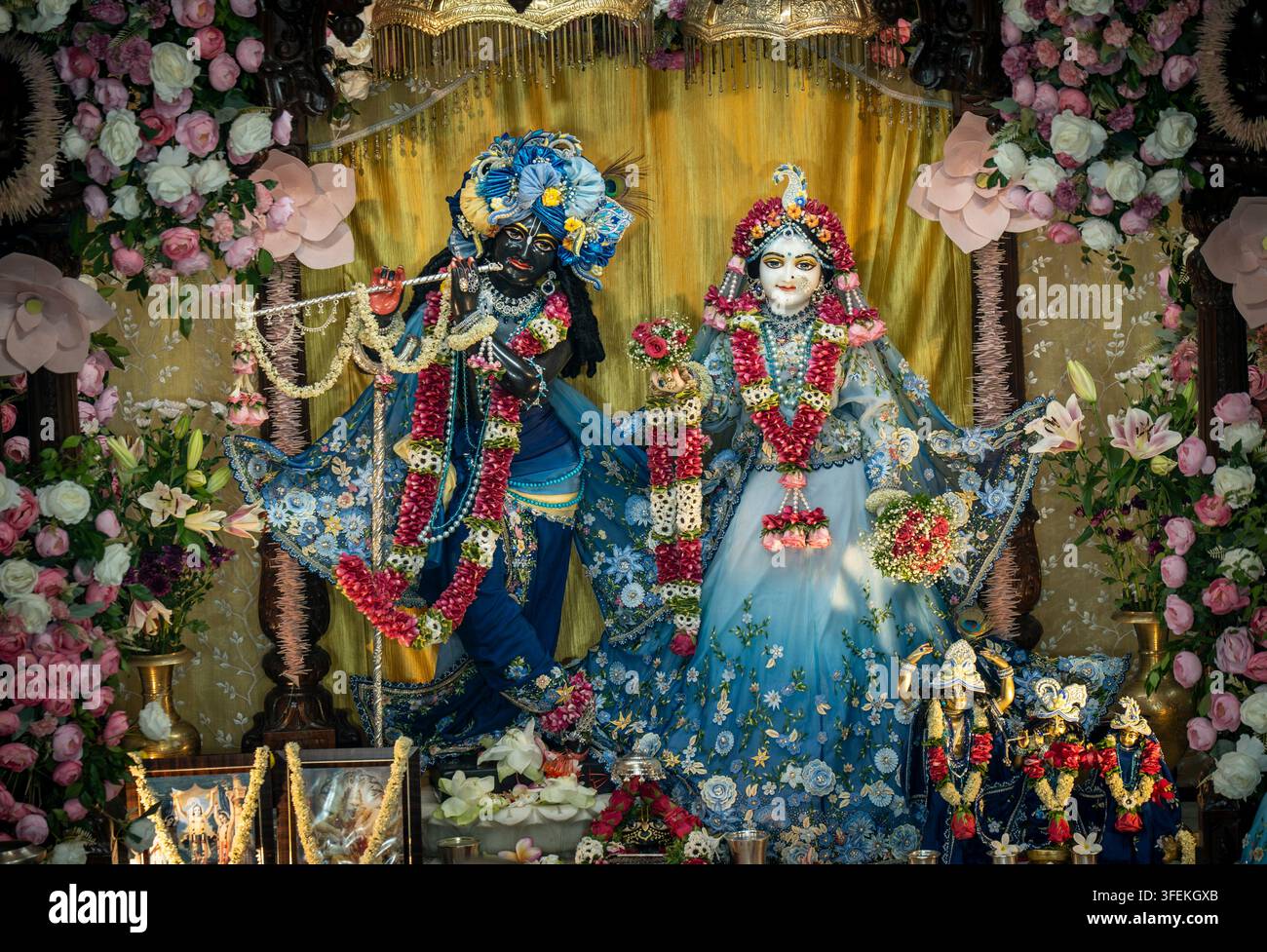 Idoli decorati di Lord Shri Krishna e Radha sono visibili in un tempio durante il festival Janmashtami, a Guwahati, in India, il 4 settembre 2026. Credit: David Talukdar/Alamy Live News Foto Stock
