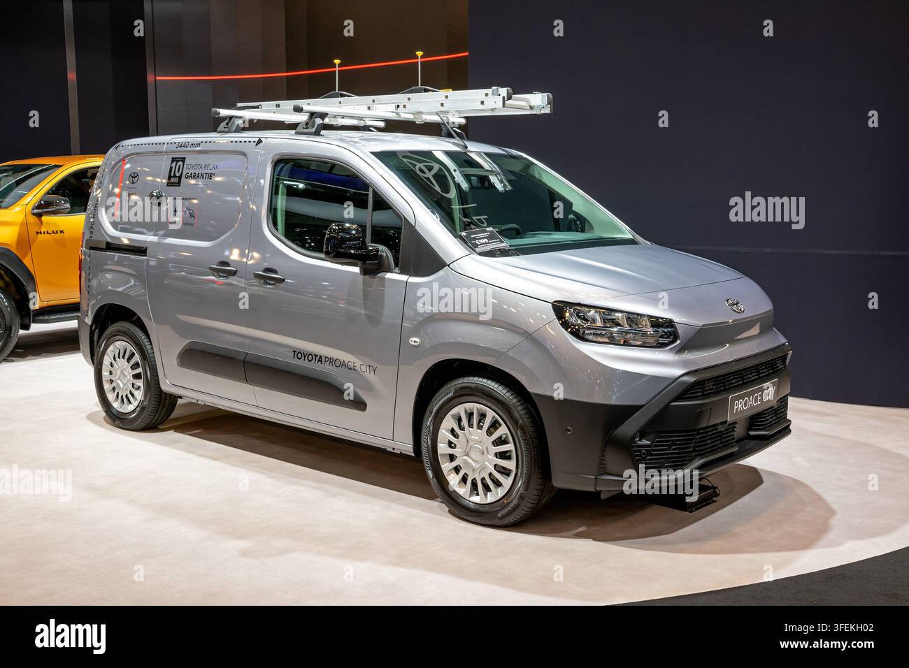 Veicolo commerciale Toyota Proace City esposto al Salone dell'auto di Bruxelles. Bruxelles, Belgio - 9 gen 2026. Foto Stock