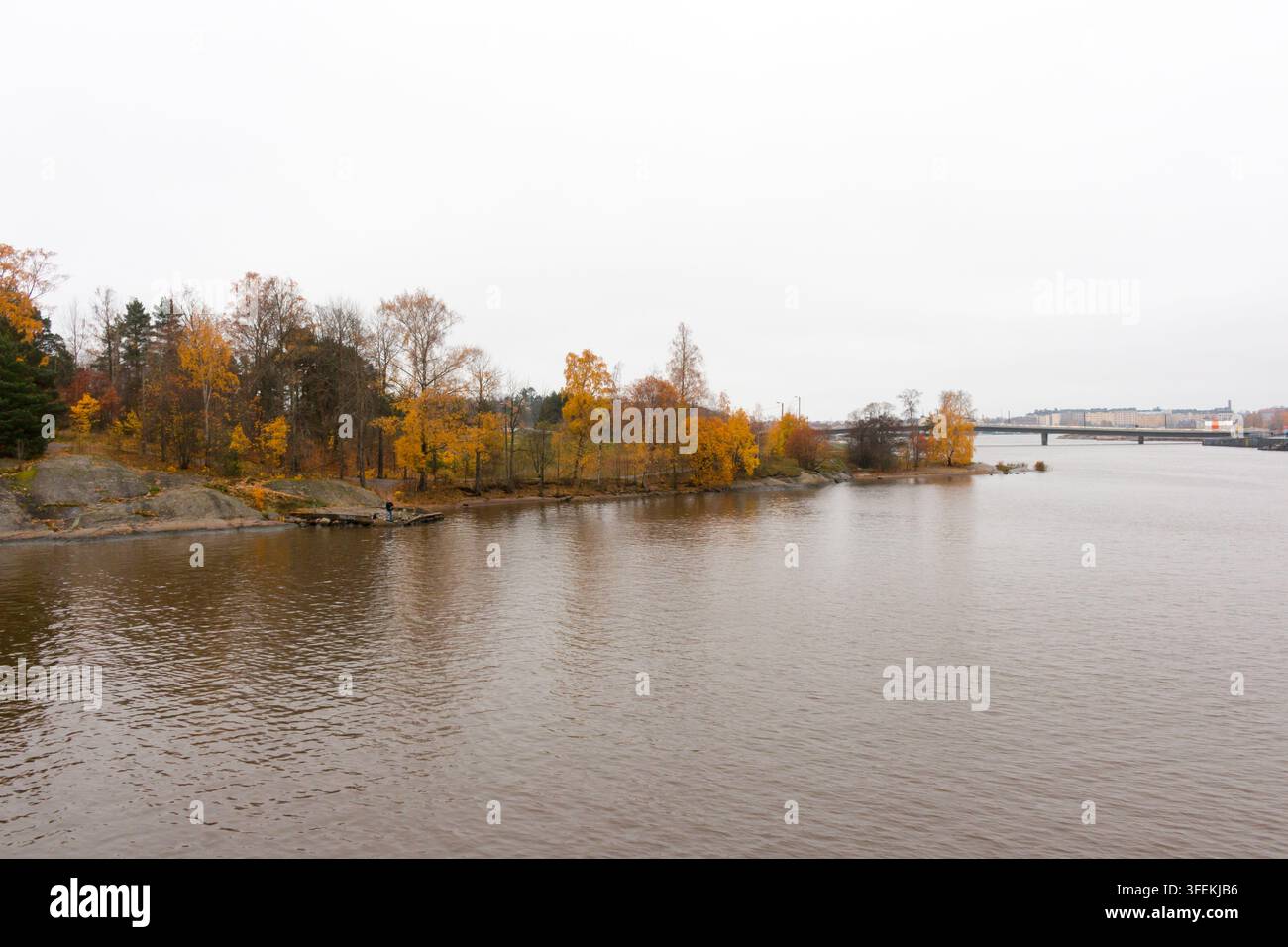 Distretto di Mustikkamaa a Helsinki, capitale della Finlandia. Splendido colore autunnale. Foto Stock