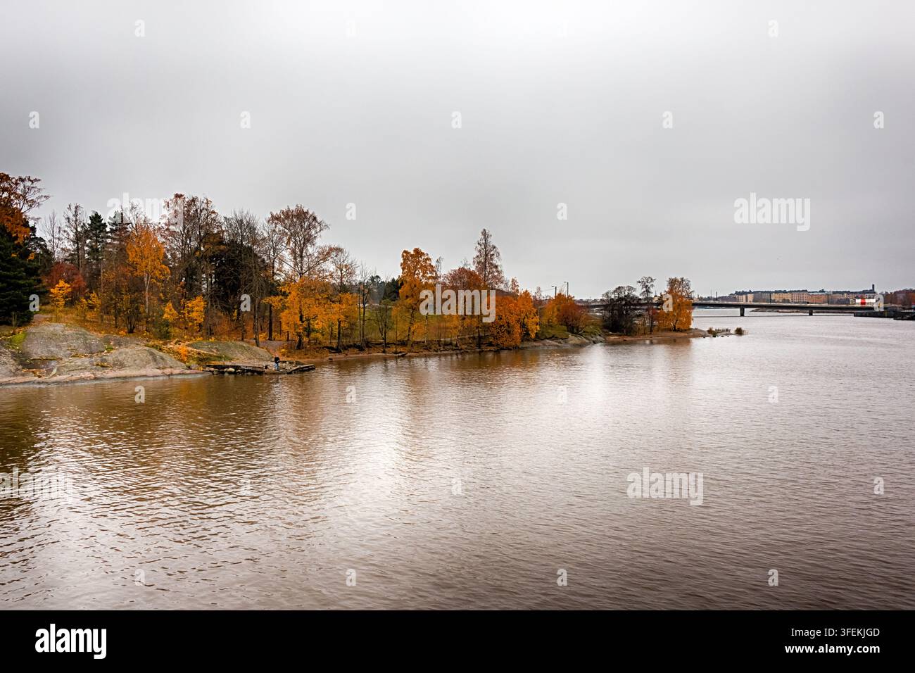 Distretto di Mustikkamaa a Helsinki, capitale della Finlandia. Bellissime colori autunnali. HDR. Foto Stock