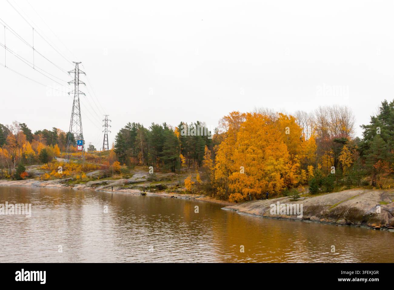 Distretto di Mustikkamaa a Helsinki, capitale della Finlandia. Splendido colore autunnale. Foto Stock