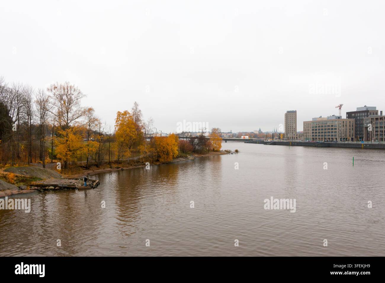 Distretto di Mustikkamaa a Helsinki, capitale della Finlandia. Splendido colore autunnale. Foto Stock