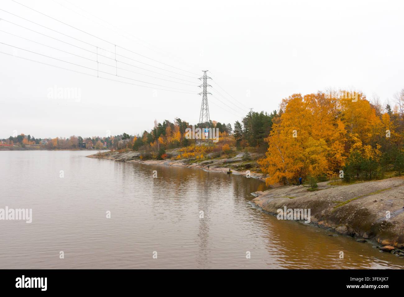 Distretto di Mustikkamaa a Helsinki, capitale della Finlandia. Splendido colore autunnale. Foto Stock