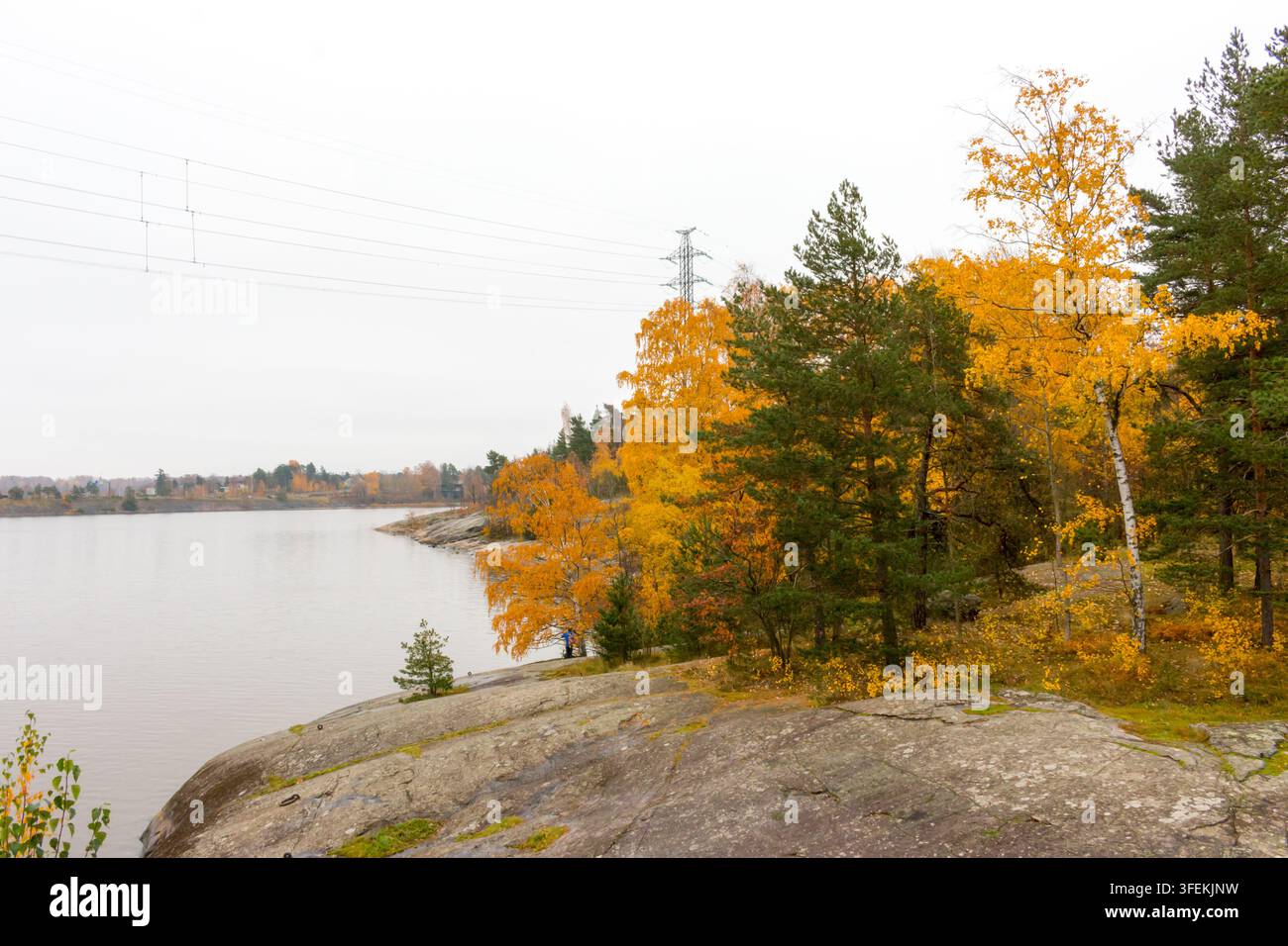 Distretto di Mustikkamaa a Helsinki, capitale della Finlandia. Splendido colore autunnale. Foto Stock