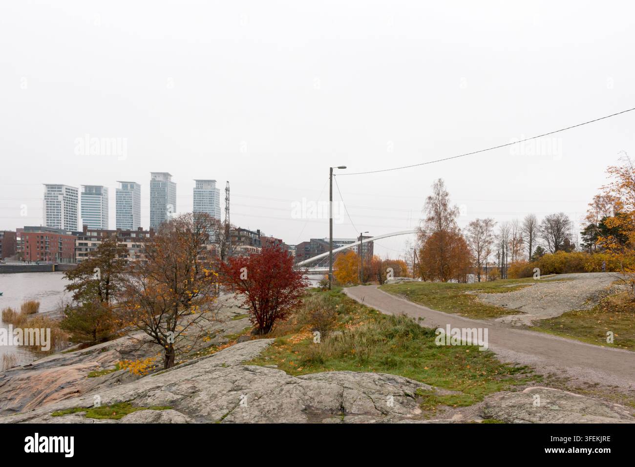 Distretto di Sompasaari a Helsinki, capitale della Finlandia. Splendenti colori autunnali. HDR. Foto Stock