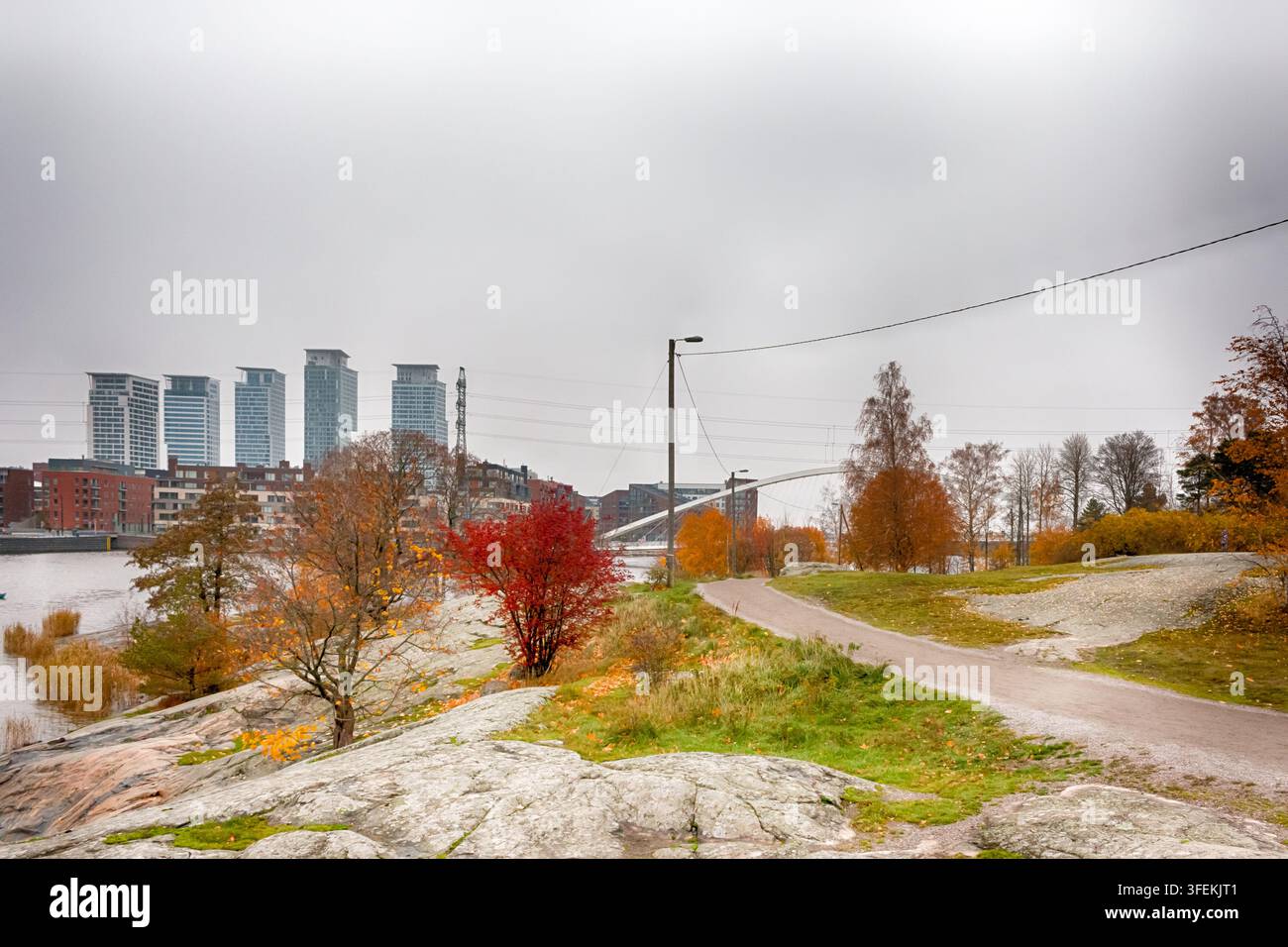 Distretto di Sompasaari a Helsinki, capitale della Finlandia. Splendenti colori autunnali. HDR. Foto Stock