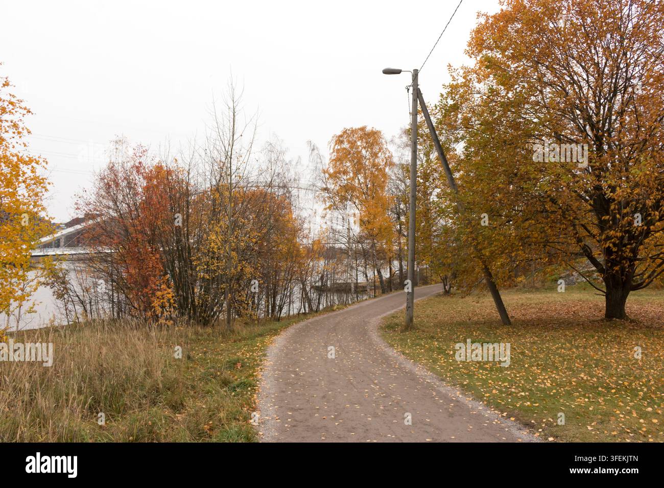 Distretto di Mustikkamaa a Helsinki, capitale della Finlandia. Splendido colore autunnale. Foto Stock