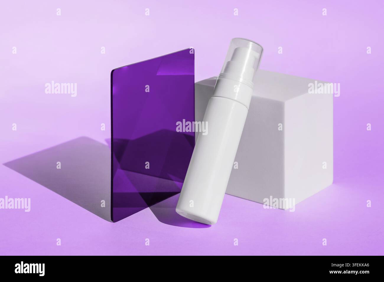 Bottiglia cosmetica con forme geometriche, esposizione minima di prodotti per la cura della pelle Foto Stock