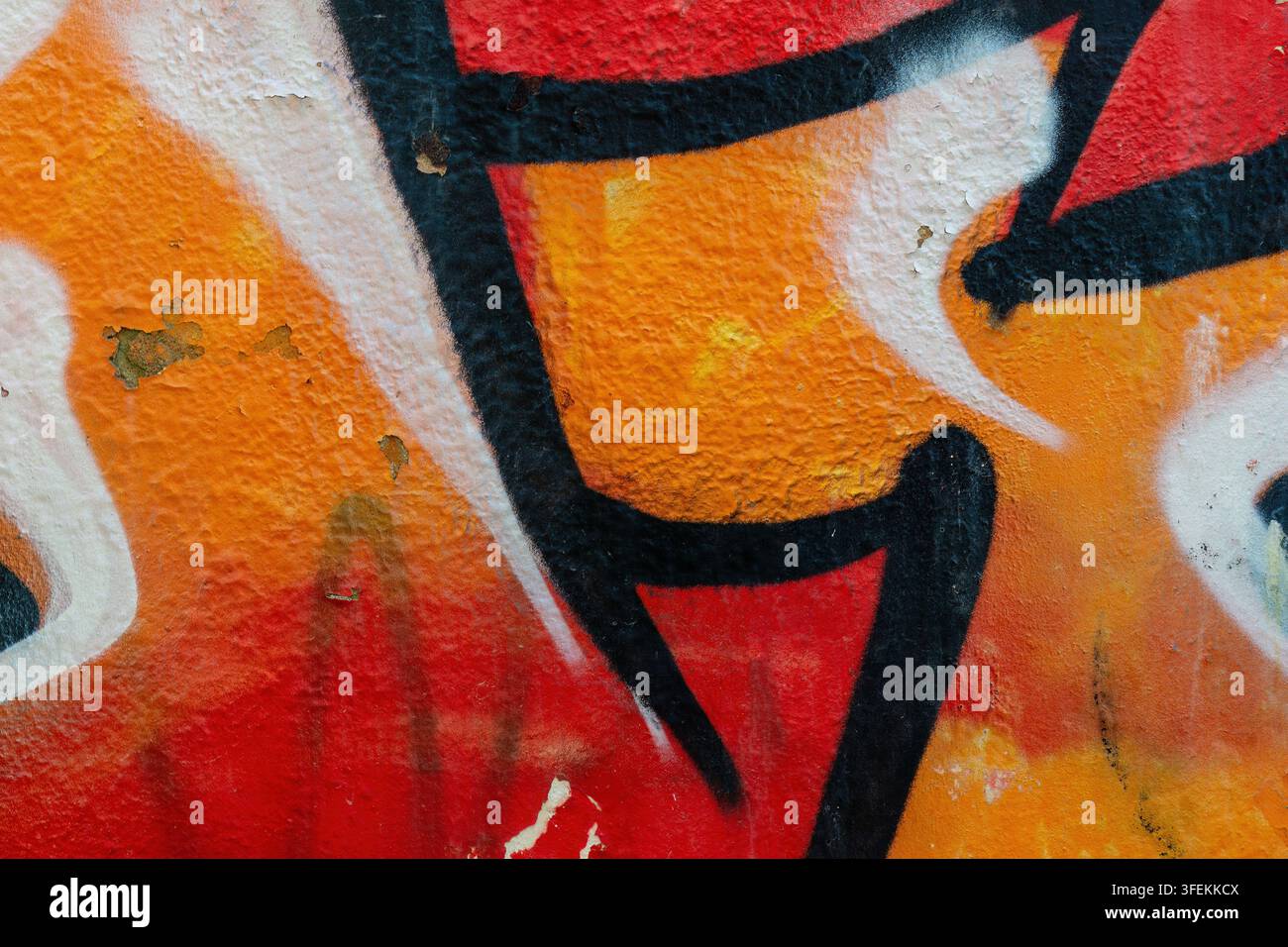 Elemento di graffiti arancione e rosso con accenti neri e bianchi. Sfondo Foto Stock
